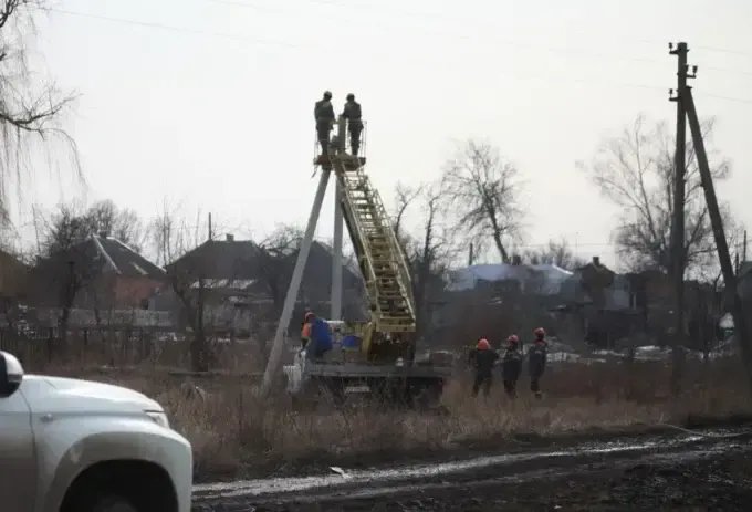 У деокупованому селі на Харківщині, яке зазнало значних руйнувань, відновили світло