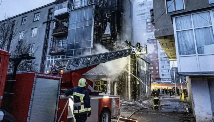 Масштабна пожежа у Харкові: з палаючої багатоповерхівки евакуювали 20 людей