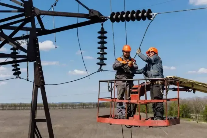 На Харківщині росіяни пошкодили ТЕЦ, що живить місто, та зруйнували трансформаторну підстанцію