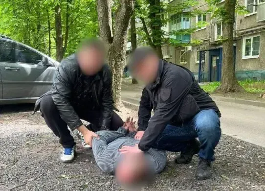 Стрілянина у Харкові: чоловік на зупинці відкрив вогонь по людям та поранив трьох осіб