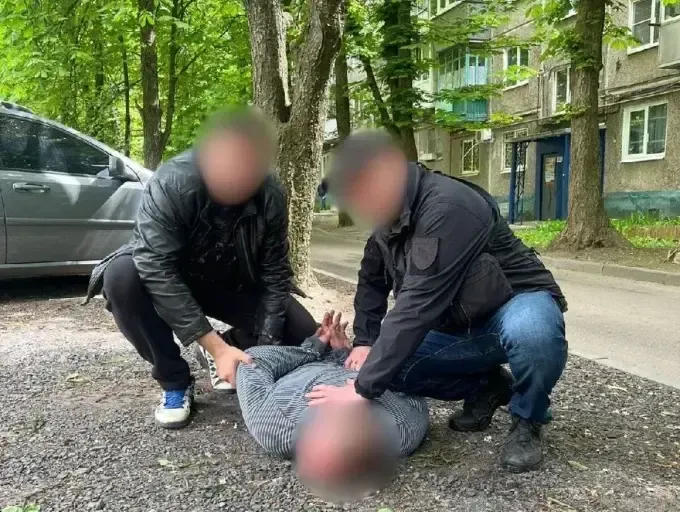 Стрілянина у Харкові: чоловік на зупинці відкрив вогонь по людям та поранив трьох осіб