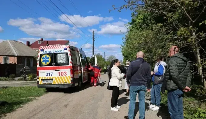 На Харківщині окупанти вдарили по автомобілю з волонтерами після роздачі гуманітарної допомоги
