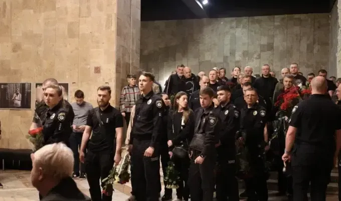 У Харкові попрощалися з поліцейським, який помер після повторного обстрілу міста 4 квітня