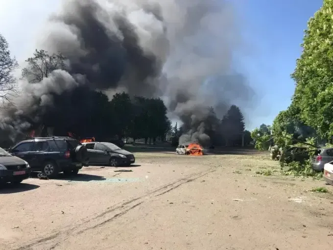 На Харківщині КАБом влучили у житловий будинок та автомобіль з людьми - загинули батько та донька