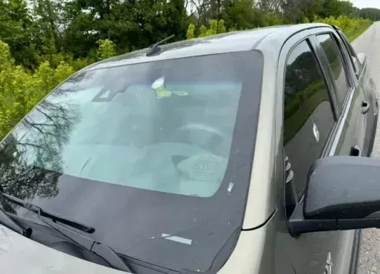 На Харківщині російський снайпер обстріляв автомобіль з поліцейськими, які їхали евакуювати людей