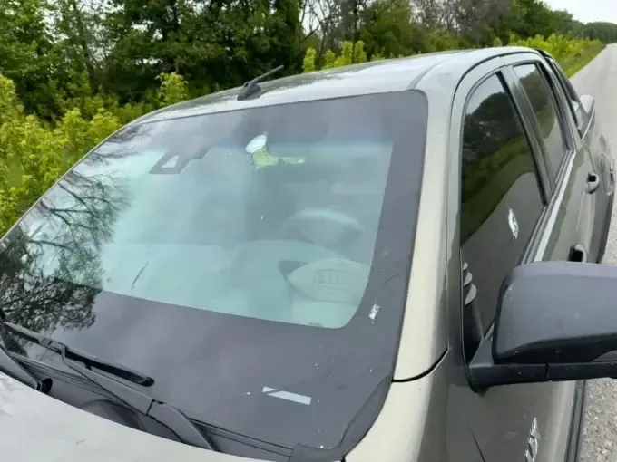 На Харківщині російський снайпер обстріляв автомобіль з поліцейськими, які їхали евакуювати людей