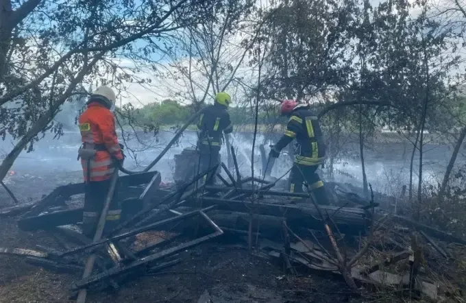 Масштабна пожежа у Харкові: рятувальники досі ліквідовують загоряння очерету