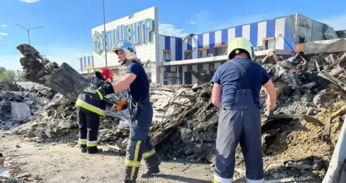 Росіяни знову вдарили по Харкову, а в гіпермаркеті знайшли останки 18-го загиблого
