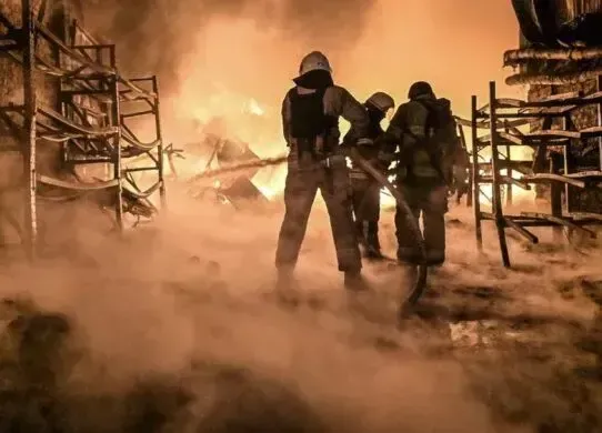 У Харкові з ночі ліквідовують масштабні пожежі після атаки шахедами
