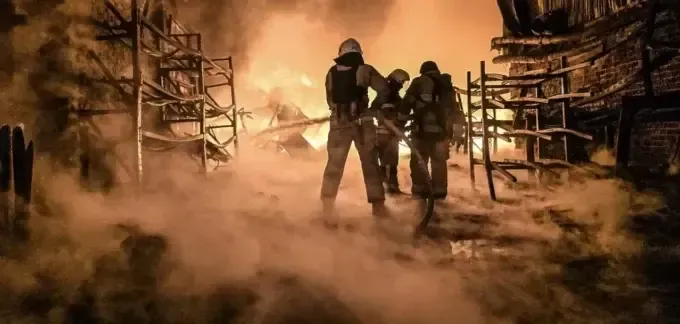 У Харкові з ночі ліквідовують масштабні пожежі після атаки шахедами