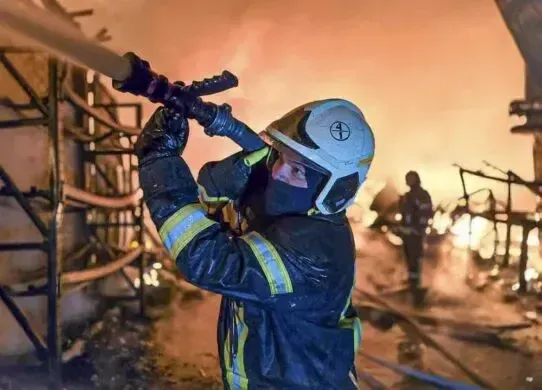 У Харкові - масштабна пожежа з постраждалими через ракетну атаку по цивільному підприємству