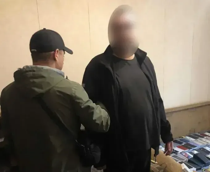 Харківʼянин під час повернення посилок на пошті міняв їх на муляжі