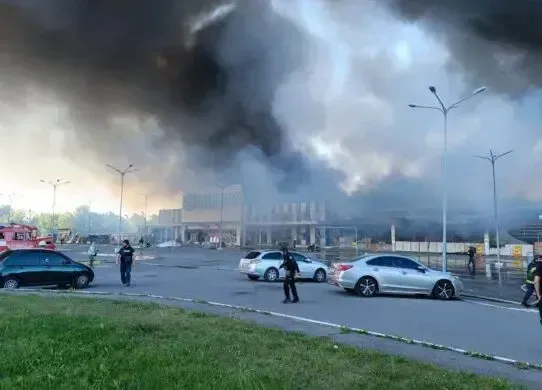 Росіяни нанесли авіаудари по гіпермаркету в Харкові, де могли знаходитися понад 200 людей