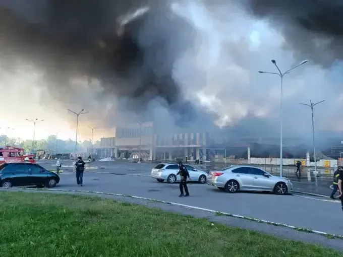 Росіяни нанесли авіаудари по гіпермаркету в Харкові, де могли знаходитися понад 200 людей