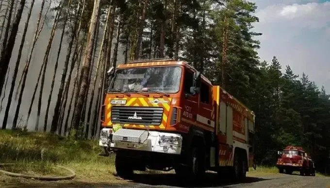 Масштабна пожежа на Харківщині: рятувальники працювали у замінованих лісах