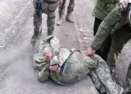 На Харківському напрямку росіяни знущаються над українськими військовополоненими та знімають це на камеру