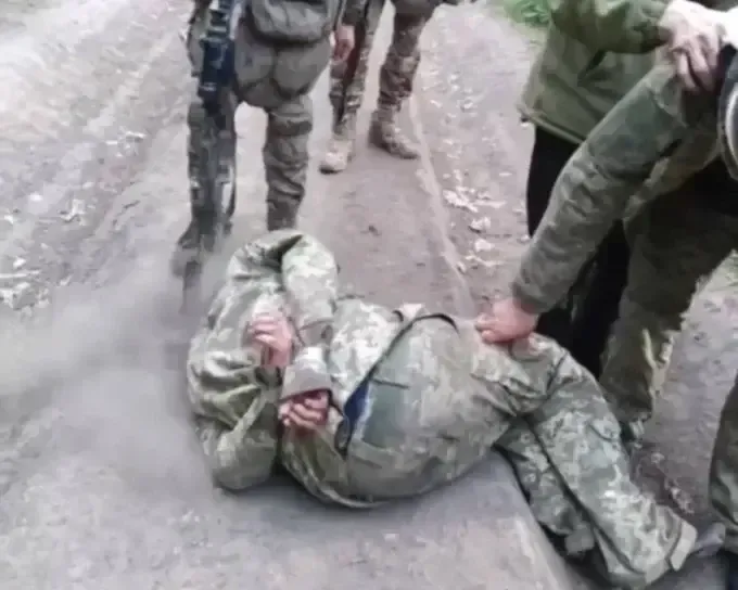 На Харківському напрямку росіяни знущаються над українськими військовополоненими та знімають це на камеру