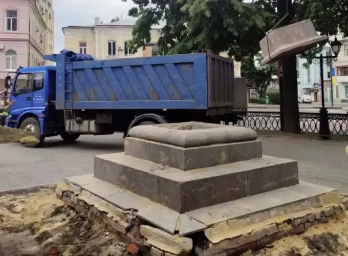 Харків без Пушкіна: комунальники розбирають постамент на площі Поезії