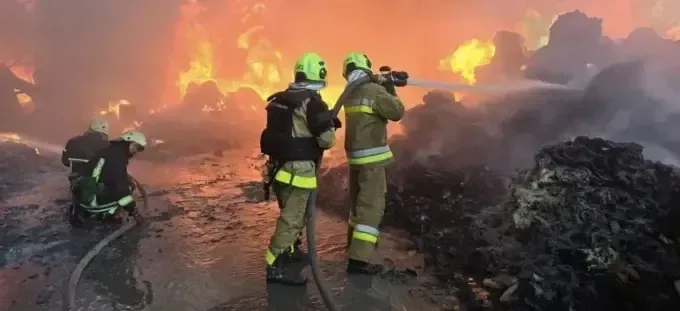 У Харкові масштабна пожежа - вогонь поширився на прилеглі будівлі