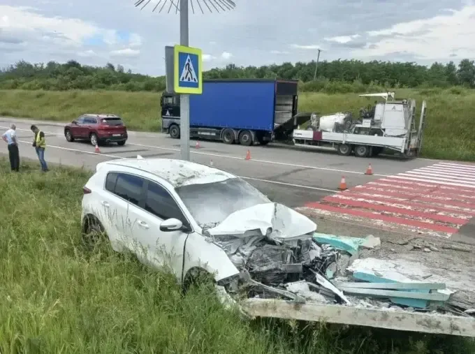 На Харківщині автомобіль вʼїхав у зупинку громадського транспорту
