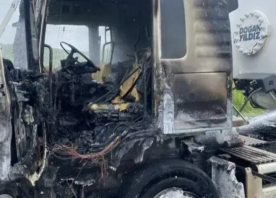 У Харкові під час руху загорілася вантажівка