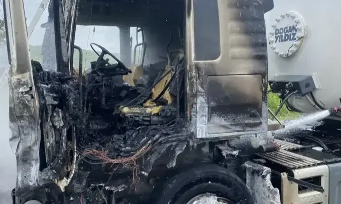 У Харкові під час руху загорілася вантажівка