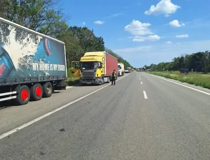 На Харківщині через спеку обмежили рух важкого транспорту