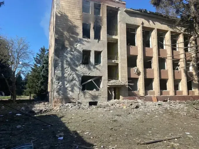 У Харківській області росіяни вдарили по приватному будинку та селищній раді - є жертви