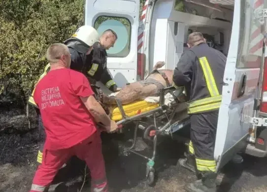 На Харківщині чоловік ледь не згорів живцем, намагаючись загасити суху траву
