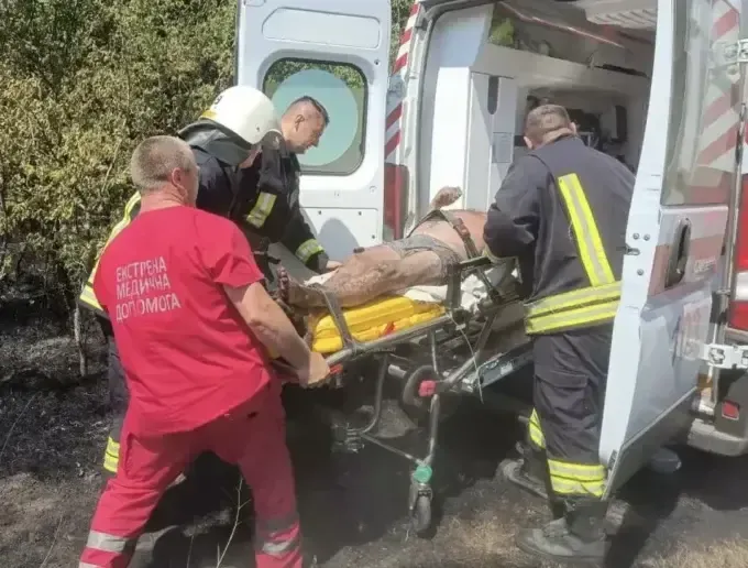На Харківщині чоловік ледь не згорів живцем, намагаючись загасити суху траву