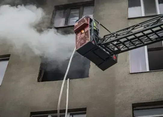 У Харкові з пожежі у гуртожитку врятували двох людей