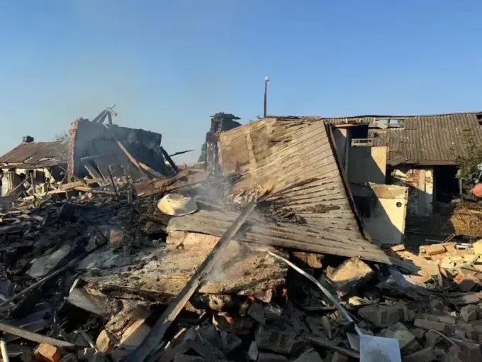 Під завалами опинилися люди після російської атаки по сільраді на Харківщині