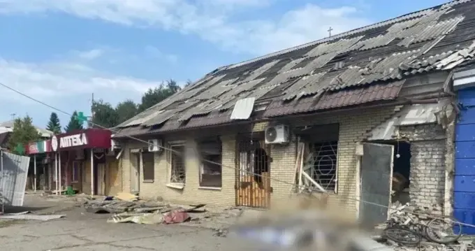 Ворог вдарив по центру селища на Харківщині та вбив двох людей