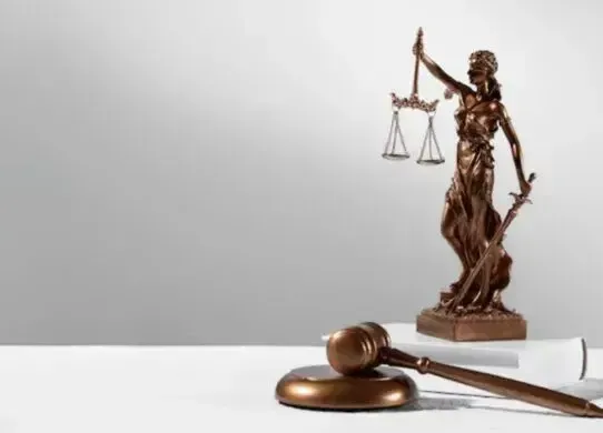 Колишній ректор харківського вишу платив зарплату фіктивному працівнику
