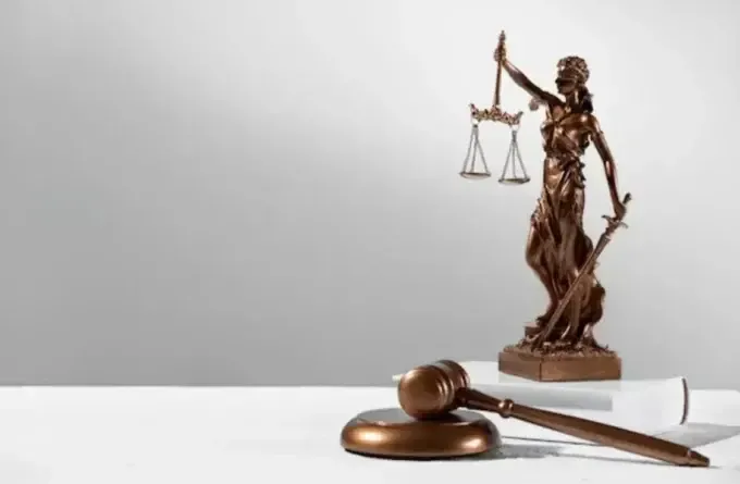 Колишній ректор харківського вишу платив зарплату фіктивному працівнику