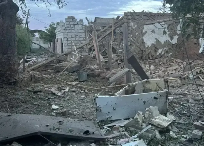 Внаслідок влучання у житловий будинок на Харківщині, під завалами опинилася родина