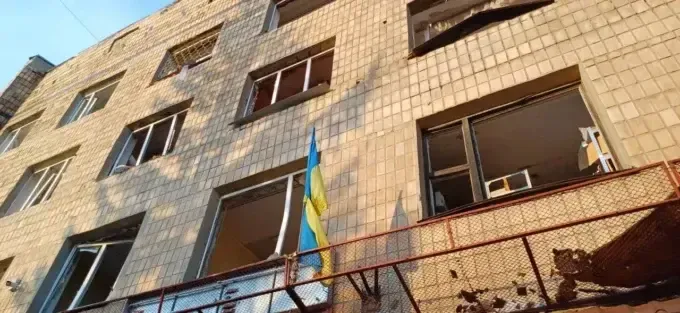 Ворог завдав удар 500-кілограмовою бомбою по адмінбудівлі у Харківській області