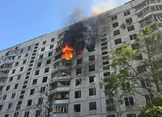 Російська бомба влучила у багатоповерхівку - горять квартири харків'ян