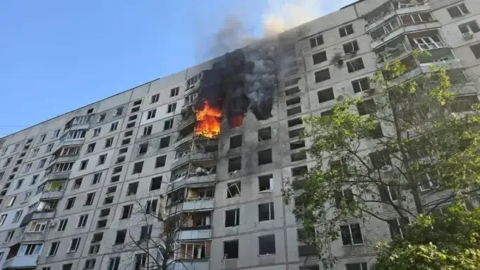 Російська бомба влучила у багатоповерхівку - горять квартири харків'ян