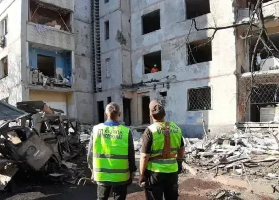 У харківській багатоповерхівці, яка постраждала від авіаудару, відновили водопостачання