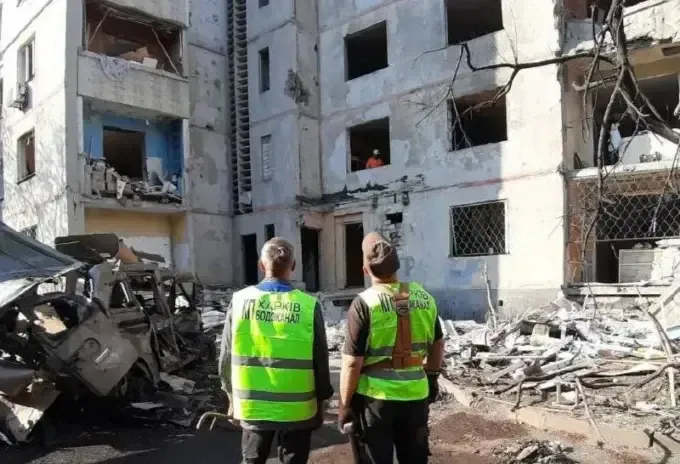У харківській багатоповерхівці, яка постраждала від авіаудару, відновили водопостачання