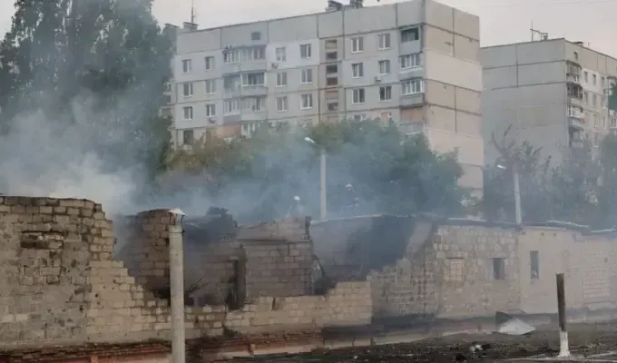 Росіяни обстріляли гаражний кооператив та один з харківських вишів (фото)