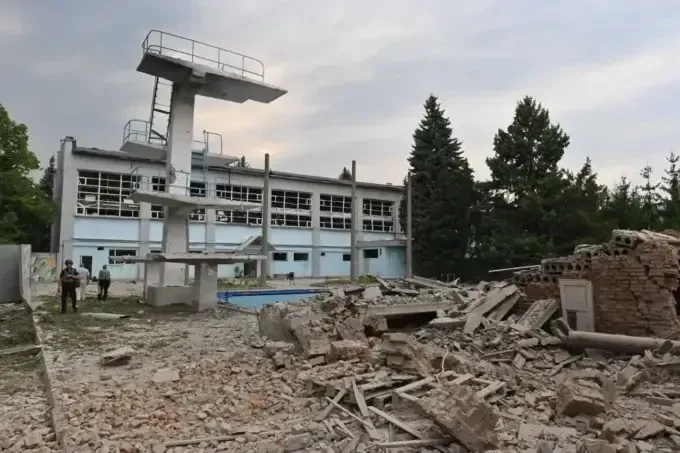 Нічні обстріли, наслідки влучання у харківський виш, у лікарні помер постраждалий фельдшер