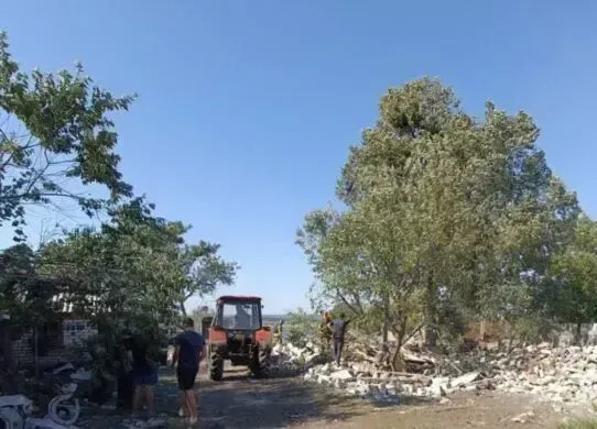 Після обстрілу на Харківщині з-під завалів дістали тіло літньої жінки