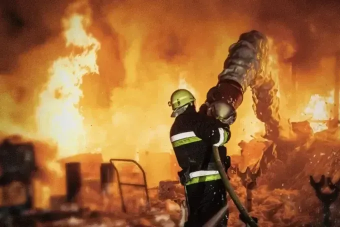 У Харкові після нічного обстрілу горів навчальний заклад