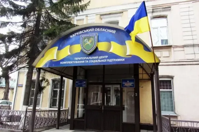 Представники ТЦК забризкали харків'янина балоном, намагалися розбити скло в авто та вдарили