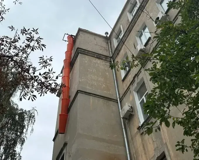 Після обстрілу ремонтують харківську багатоповерхівку на Куликівському узвозі