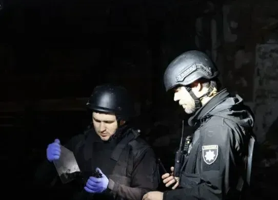 Вибухи у Харкові: ворог влучив по багатоповерхівці, будинок горить
