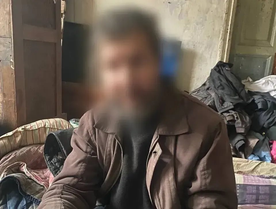 Харківський безхатько напав з ножем на чоловіка та вдарив у шию