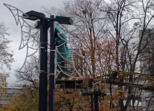 Харківські комунальники прикрашають місто до Нового року
